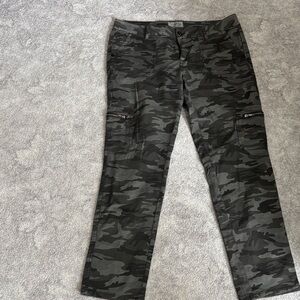 one 5 one women Camouflage Straight Leg Jeans - Black and Gray size 12 like new